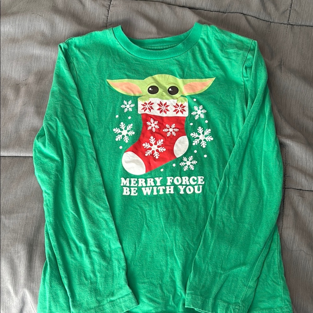 Boys Medium Baby Yoda Christmas T-Shirt